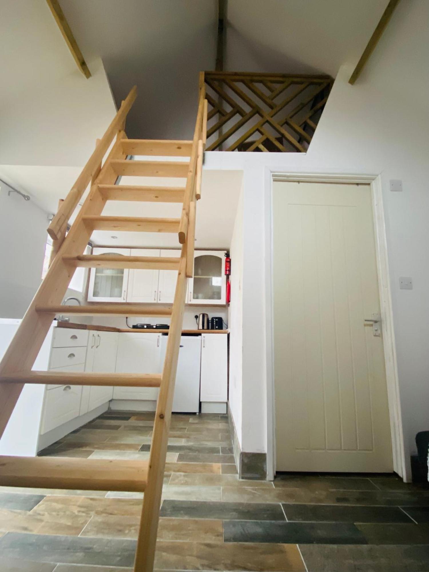 Cosy Cart Shed Hotel อีฟแชม ภายนอก รูปภาพ